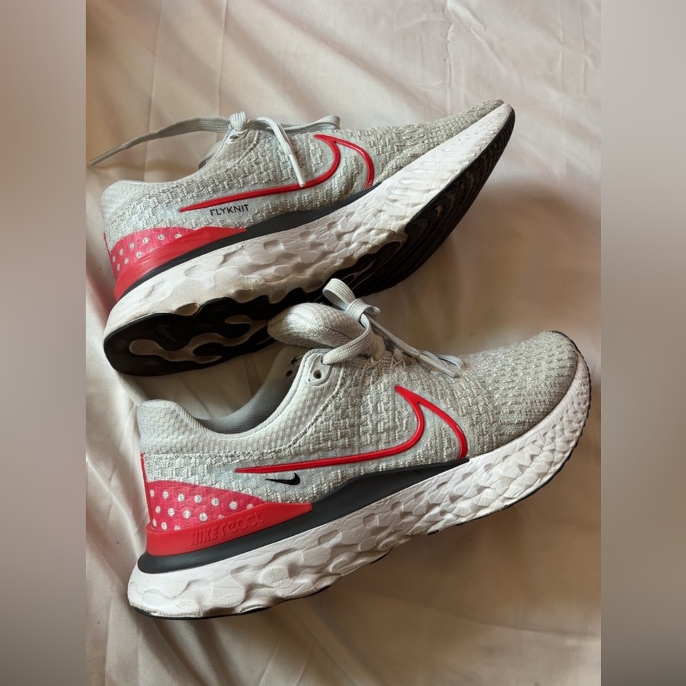 Nike Gray Red And Black Tennis Shoes